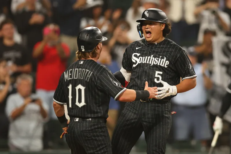 Murakami hits 3-run homer, White Sox top Tigers to move into 1st place tie in AL Central